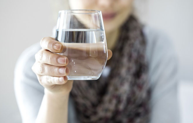 Một kiểu uống nước đã bị WHO cảnh báo rằng có khả năng gây ung thư - Ảnh 4.