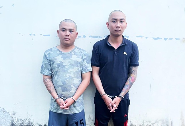 Bắt hai đối tượng d&ugrave;ng dao truy s&aacute;t phụ nữ, cướp xe m&aacute;y - Ảnh 1.