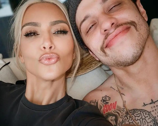 Chia tay Kim Kardashian, Pete Davidson hẹn hò siêu mẫu nội y