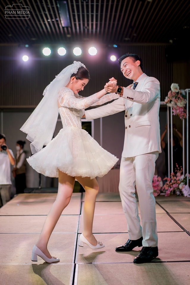 Hoa hậu Ngân Anh diện 3 váy cưới, khiêu vũ cùng chồng biên tập viên trong hôn lễ ở Quy Nhơn - Ảnh 7.