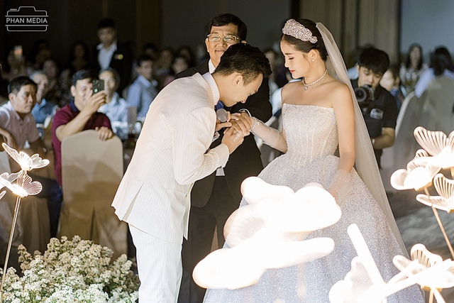 Hoa hậu Ngân Anh diện 3 váy cưới, khiêu vũ cùng chồng biên tập viên trong hôn lễ ở Quy Nhơn - Ảnh 4.