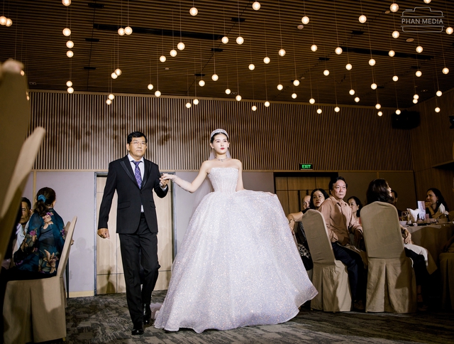 Hoa hậu Ngân Anh diện 3 váy cưới, khiêu vũ cùng chồng biên tập viên trong hôn lễ ở Quy Nhơn - Ảnh 3.