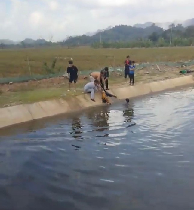 Trượt chân xuống mương nước, một học sinh tiểu học tử vong - Ảnh 1.