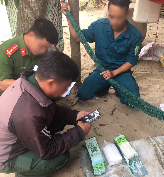 Phát hiện 20kg nghi ma túy trôi dạt trên biển Quảng Nam - Ảnh 2.