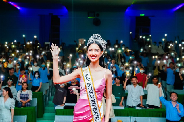 Bảo Ngọc khoe nhan sắc rạng rỡ, di chuyển bằng ghe về quê sau 1 tháng đăng quang Miss Intercontinental - Ảnh 6.