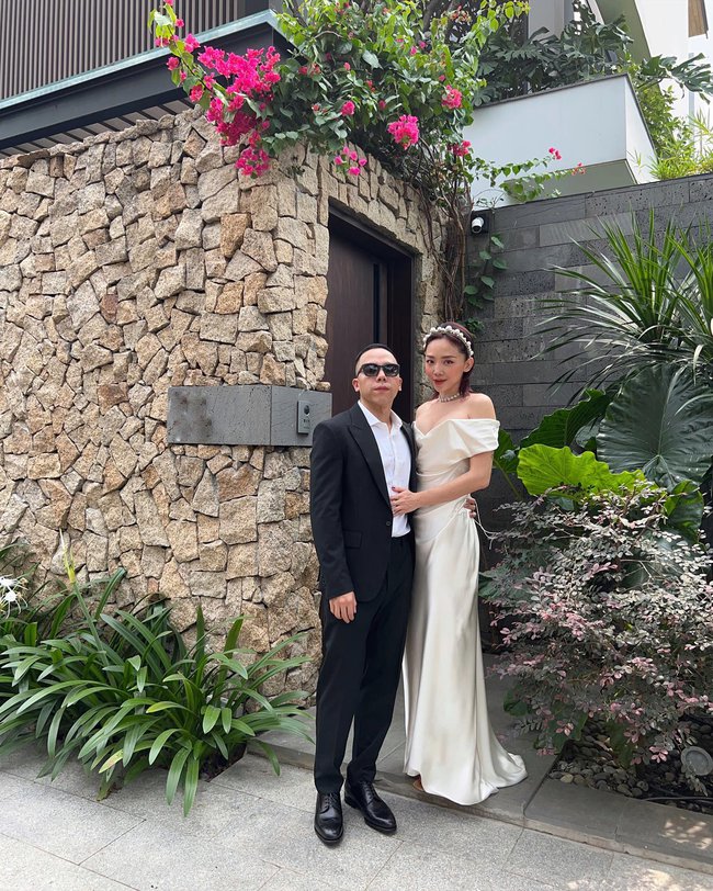 2 sao Việt hở bạo hậu kết hôn: Phương Trinh Jolie diện gợi cảm cạnh mẹ chồng, Tóc Tiên tiết lộ phản ứng của Hoàng Touliver - Ảnh 8.