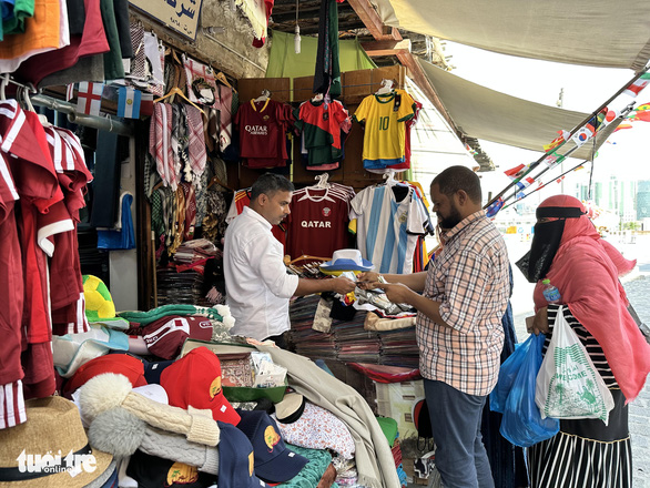 Chợ đ&agrave;n &ocirc;ng ăn theo World Cup - Ảnh 1.