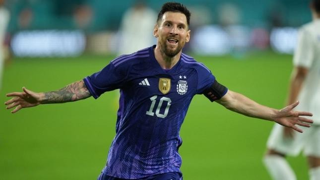 Messi ghi bàn khiến cả CĐV đối phương bật dậy ăn mừng - Ảnh 1.