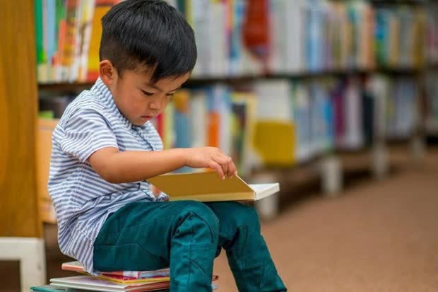 Vụ ông bố Hà Nội chuẩn bị nguyên tủ sách nhân sinh cho con 5 tuổi: Đọc xong chắc mất hết tuổi thơ - Ảnh 4.