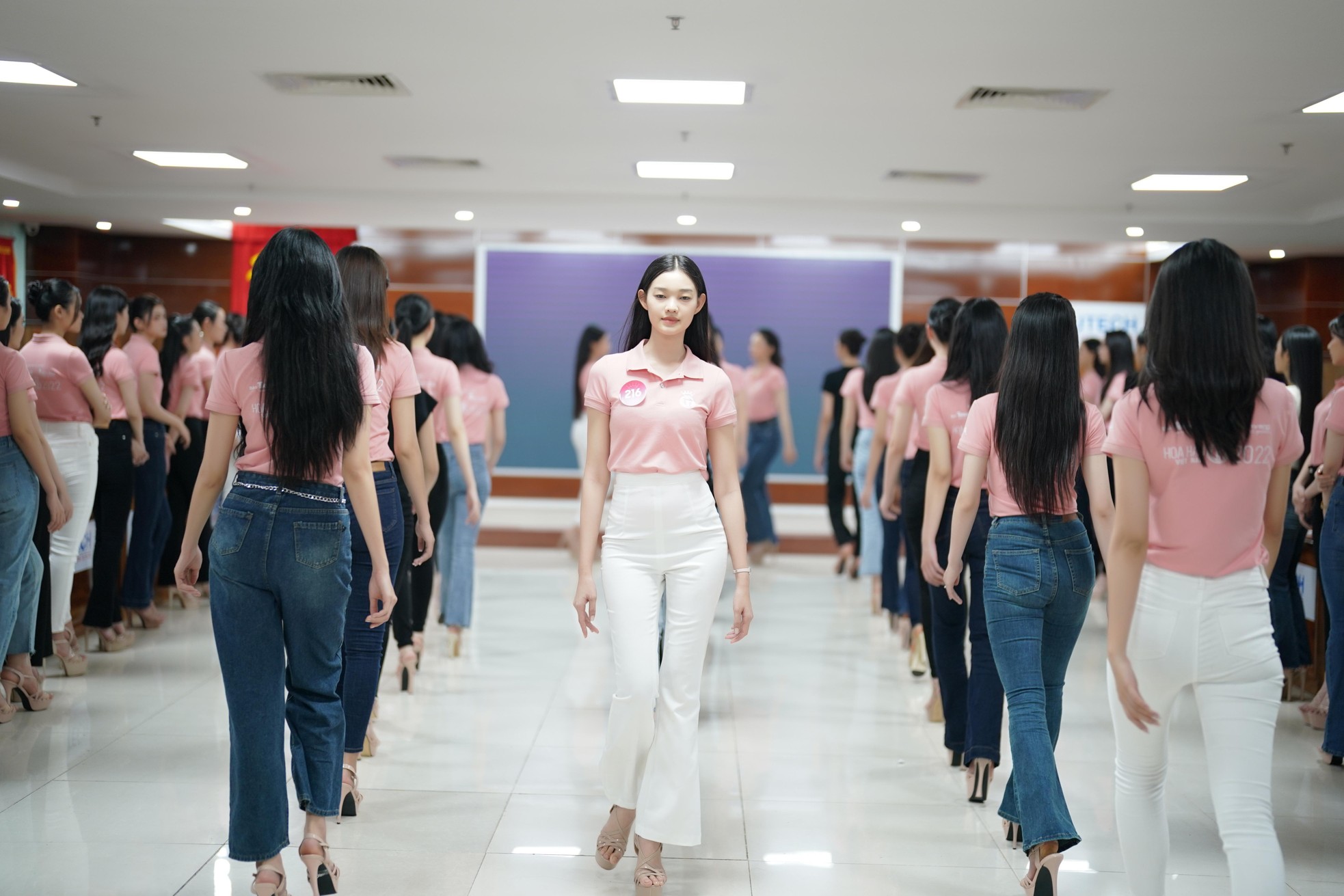 Hậu trường tập luyện catwalk nâng cao của thí sinh Hoa hậu Việt Nam - Ảnh 5.