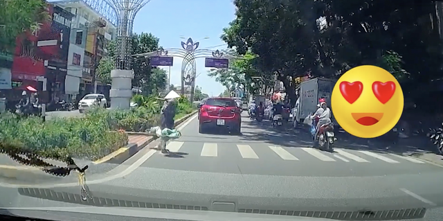Người đi bộ tim đập, ch&acirc;n run v&igrave; kh&ocirc;ng được nhường tr&ecirc;n ch&iacute;nh phần đường của m&igrave;nh - Ảnh 7.