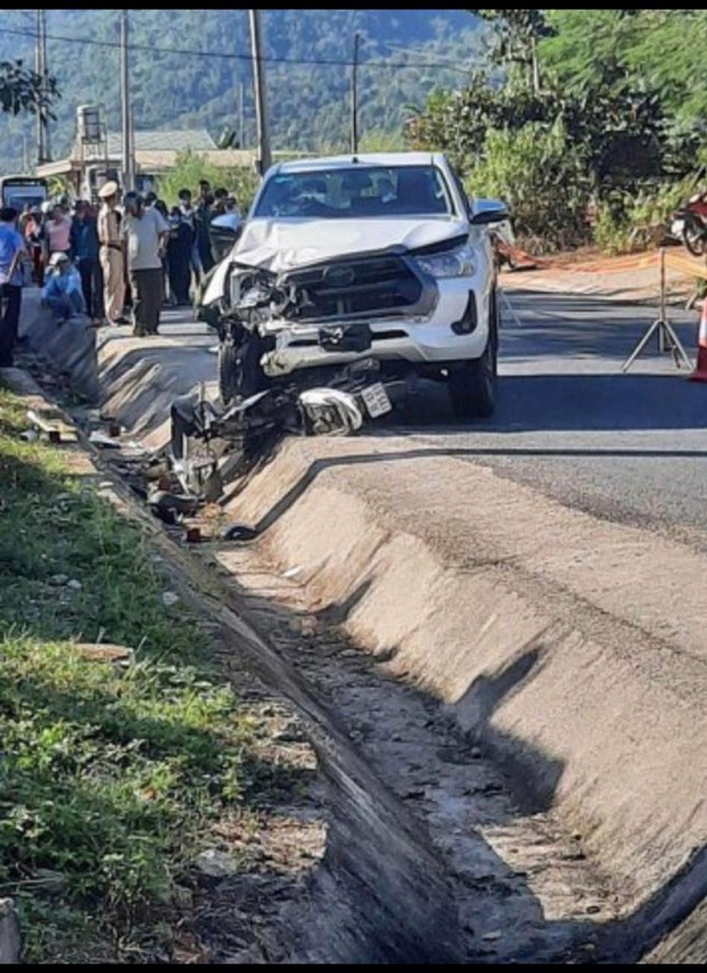Trưởng c&ocirc;ng an l&aacute;i xe b&aacute;n tải va chạm xe m&aacute;y ngược chiều khiến 2 người tử vong - Ảnh 2.