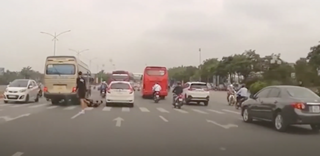 Người đi bộ tim đập, ch&acirc;n run v&igrave; kh&ocirc;ng được nhường tr&ecirc;n ch&iacute;nh phần đường của m&igrave;nh - Ảnh 6.