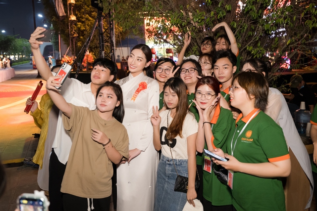 Hoa hậu Lương Thuỳ Linh nổi bật, l&agrave;m 1 điều &yacute; nghĩa trong ng&agrave;y nhận chức giảng vi&ecirc;n trợ giảng - Ảnh 8.