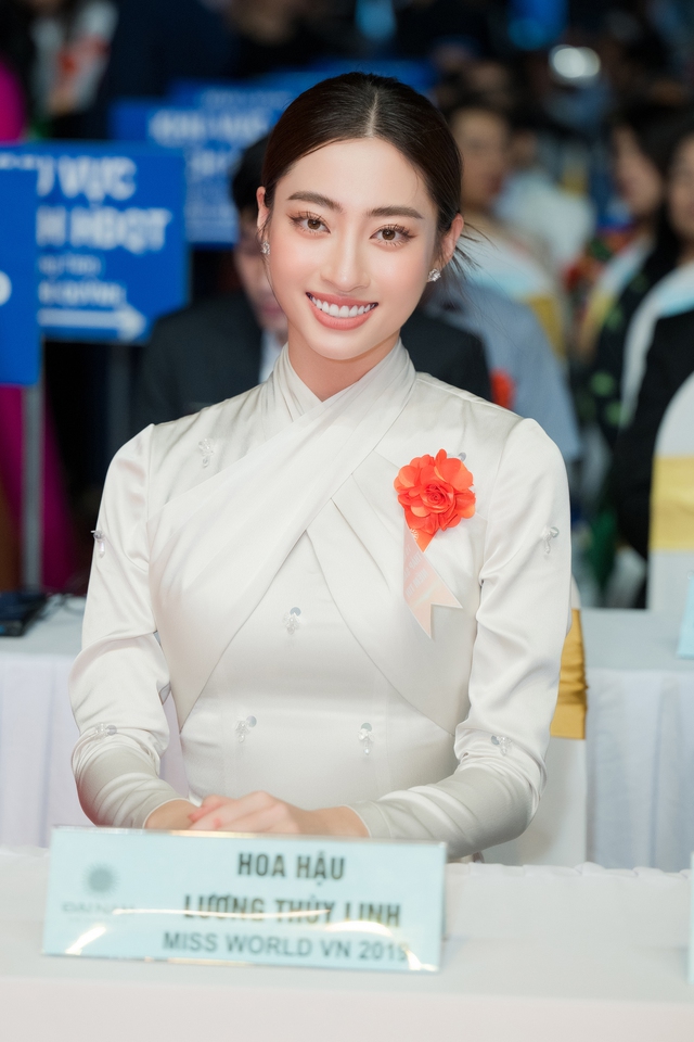 Hoa hậu Lương Thuỳ Linh nổi bật, l&agrave;m 1 điều &yacute; nghĩa trong ng&agrave;y nhận chức giảng vi&ecirc;n trợ giảng - Ảnh 4.