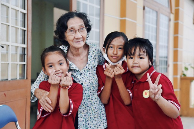 Gặp cô giáo về hưu sáng bán vé số, tối “gieo chữ” cho trẻ em nghèo ở lớp tình thương - Ảnh 7.