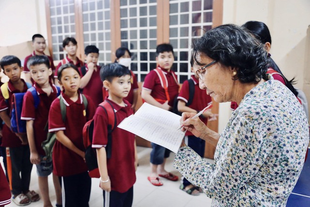 Gặp cô giáo về hưu sáng bán vé số, tối “gieo chữ” cho trẻ em nghèo ở lớp tình thương - Ảnh 4.
