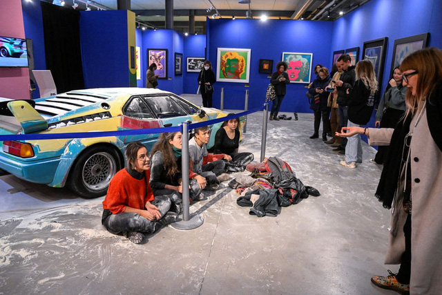 Người biểu tình tấn công tác phẩm nghệ thuật trị giá 59 triệu USD của danh họa Warhol - Ảnh 3.