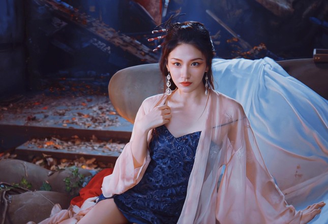 Clara c&oacute; nhiều cảnh khoe th&acirc;n phản cảm trong Họa B&igrave; 2022 - Ảnh 4.