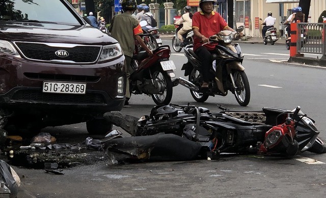 TP.HCM: Ô tô húc văng 2 cột biển báo, tông đôi nam nữ bất tỉnh - Ảnh 1.