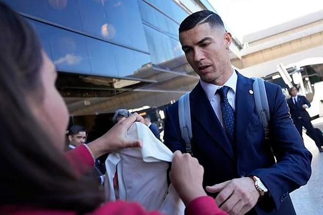 Ronaldo tươi rói tới World Cup, bất chấp việc có thể bị MU tống cổ - Ảnh 7.