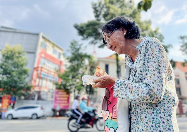 Gặp cô giáo về hưu sáng bán vé số, tối “gieo chữ” cho trẻ em nghèo ở lớp tình thương - Ảnh 1.