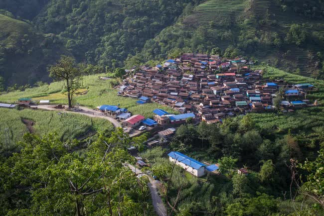 Nghề lấy vàng lỏng ở Nepal: Thu nhập khủng nhưng phải đánh đổi bằng tính mạng, treo mình trên vách đá 50m để mang chiến lợi phẩm xứng đáng trở về - Ảnh 1.