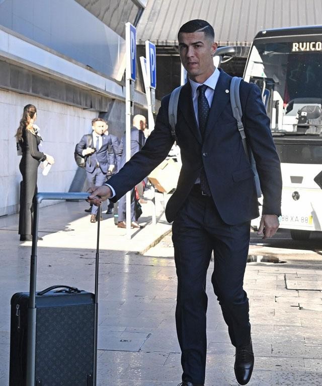 Ronaldo tươi rói tới World Cup, bất chấp việc có thể bị MU tống cổ - Ảnh 2.