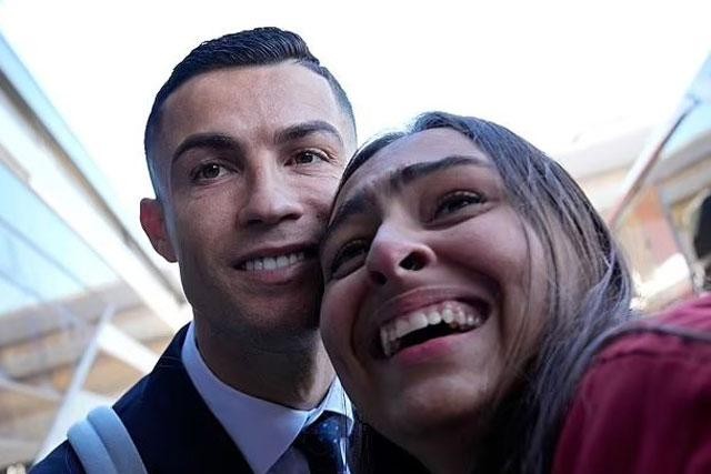 Ronaldo tươi rói tới World Cup, bất chấp việc có thể bị MU tống cổ - Ảnh 1.