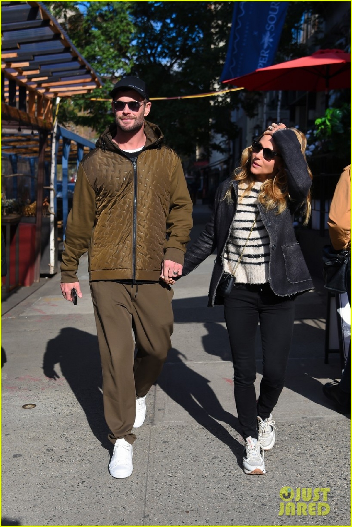 Thần sấm Chris Hemsworth và vợ hơn 7 tuổi nắm tay tình cảm đi dạo phố - Ảnh 8.
