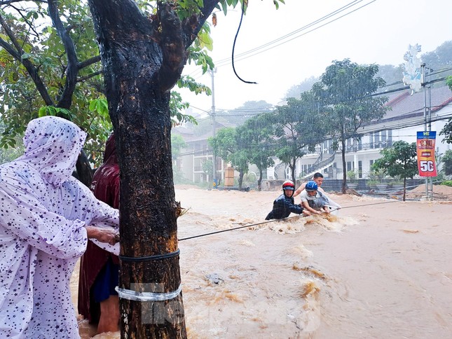 Căng dây giải cứu người đàn ông mắc kẹt giữa dòng nước dữ - Ảnh 4.