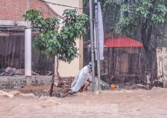 Căng dây giải cứu người đàn ông mắc kẹt giữa dòng nước dữ - Ảnh 3.