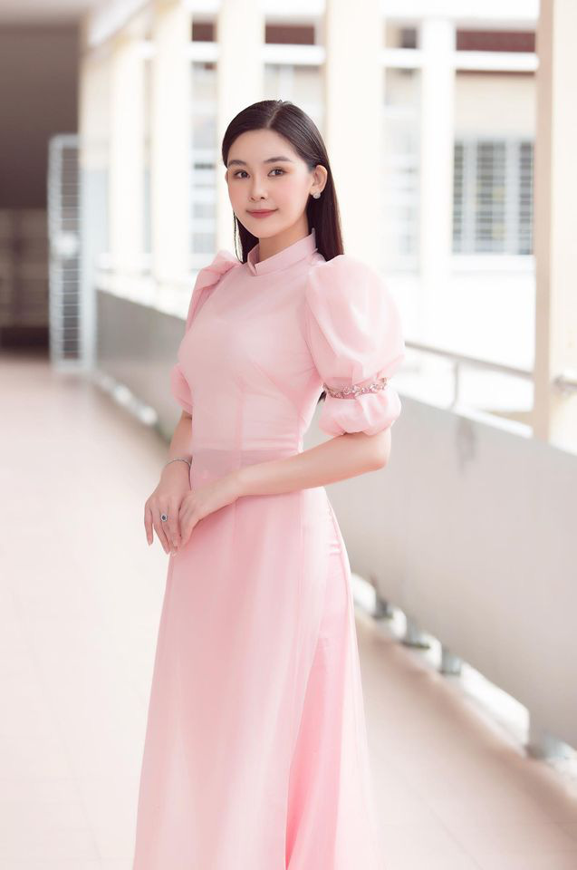 Sao Việt ng&agrave;y 20/11: Ng&acirc;n Anh x&uacute;c động v&igrave; học tr&ograve; tại tiệc cưới, 1 giảng vi&ecirc;n mượn dịp đ&iacute;nh ch&iacute;nh chưa c&oacute; chồng - Ảnh 2.