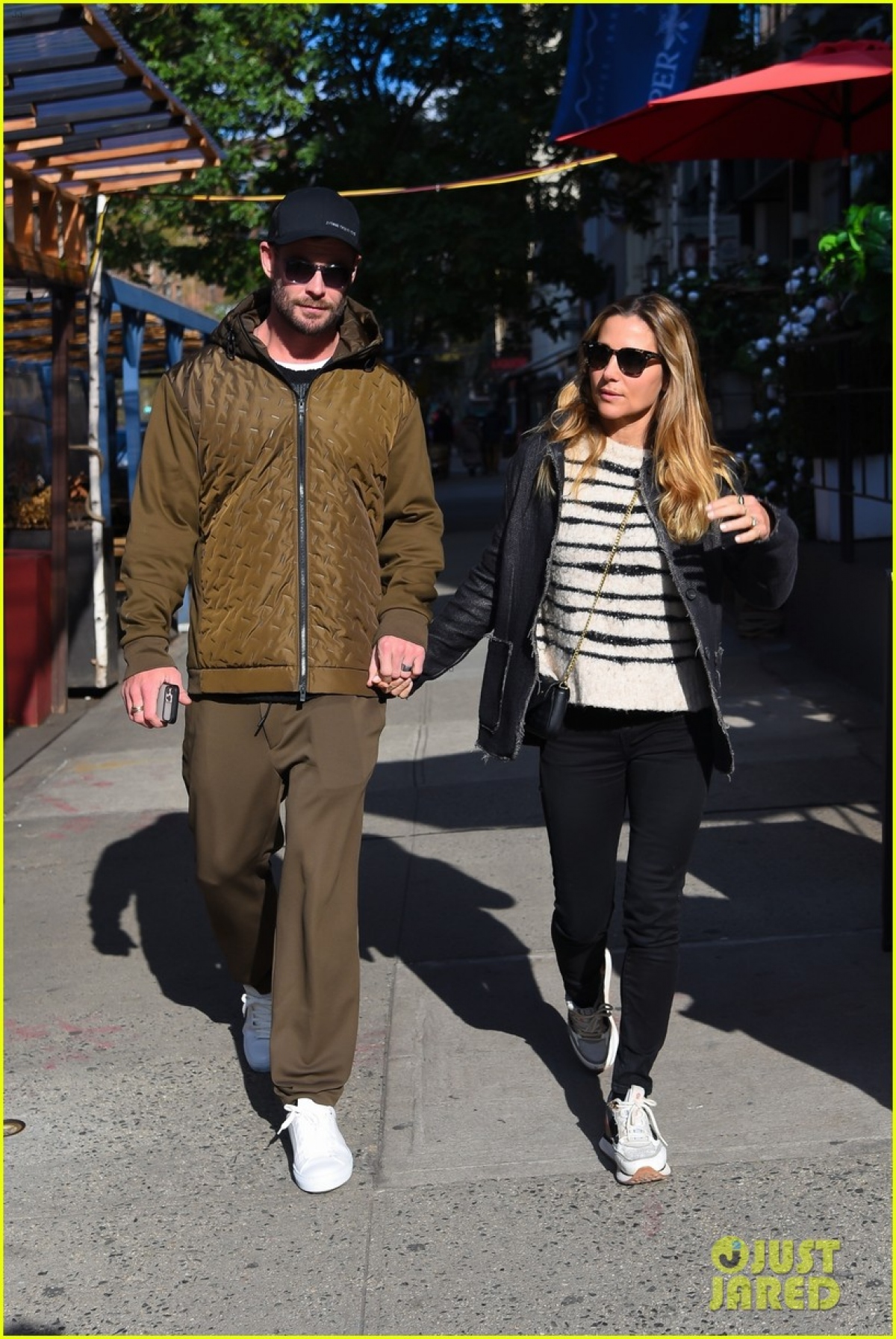 Thần sấm Chris Hemsworth và vợ hơn 7 tuổi nắm tay tình cảm đi dạo phố - Ảnh 7.
