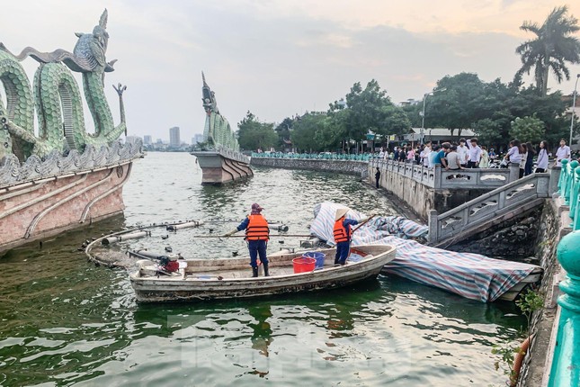 Hà Nội: Huy động thêm ca nô sục nước, vớt cá chết ở hồ Tây - Ảnh 9.