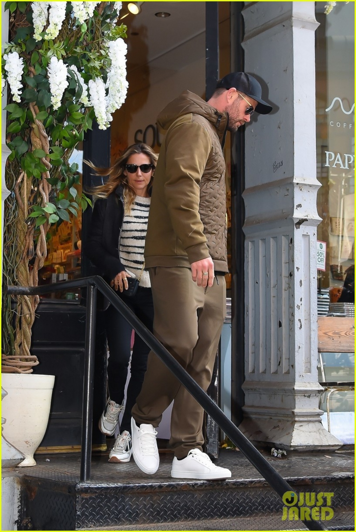 Thần sấm Chris Hemsworth và vợ hơn 7 tuổi nắm tay tình cảm đi dạo phố - Ảnh 6.