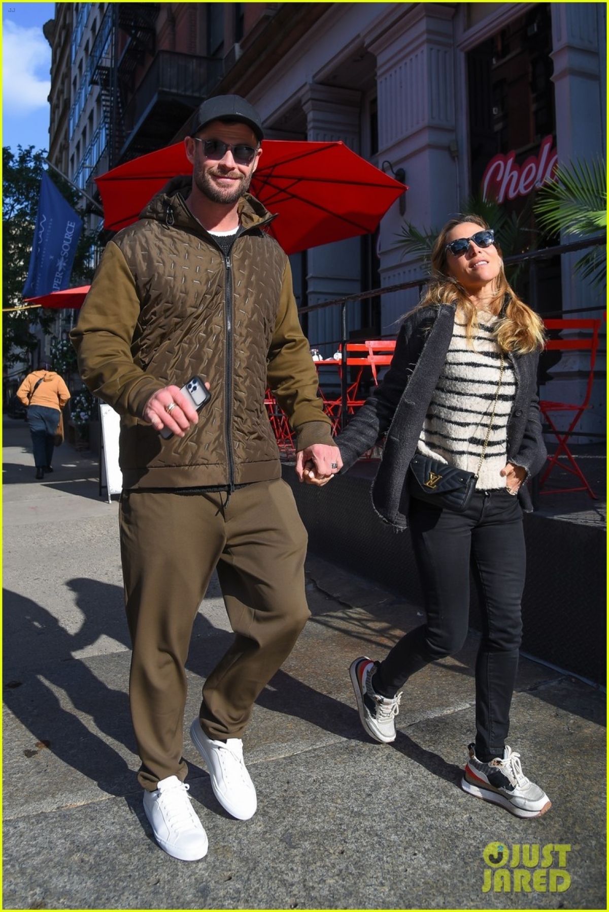 Thần sấm Chris Hemsworth và vợ hơn 7 tuổi nắm tay tình cảm đi dạo phố - Ảnh 5.