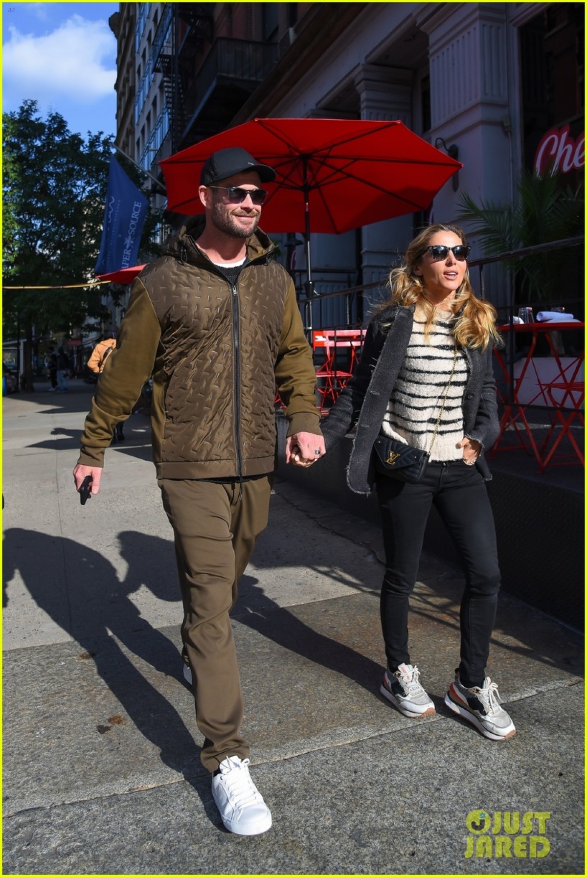 Thần sấm Chris Hemsworth và vợ hơn 7 tuổi nắm tay tình cảm đi dạo phố - Ảnh 4.