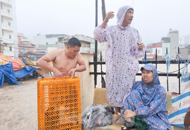 Căng dây giải cứu người đàn ông mắc kẹt giữa dòng nước dữ - Ảnh 8.