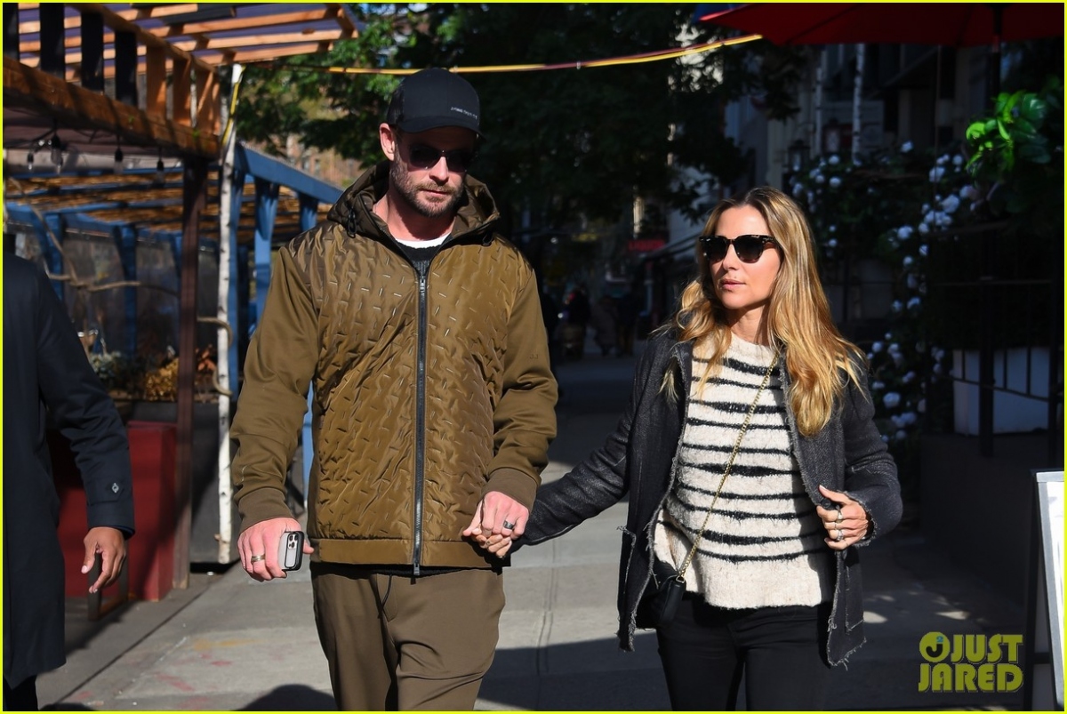 Thần sấm Chris Hemsworth và vợ hơn 7 tuổi nắm tay tình cảm đi dạo phố - Ảnh 1.