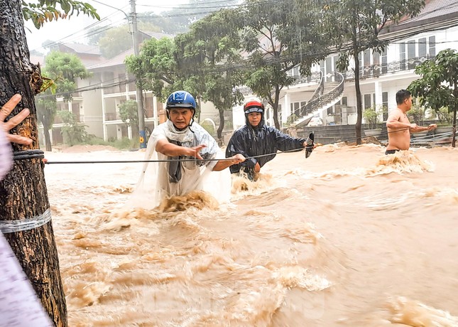 Căng dây giải cứu người đàn ông mắc kẹt giữa dòng nước dữ - Ảnh 5.