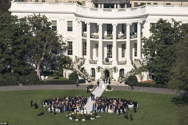 Đám cưới tại Nhà Trắng đầu tiên sau nhiều năm: Cháu gái Tổng thống Biden xinh đẹp trong hôn lễ riêng tư - Ảnh 9.