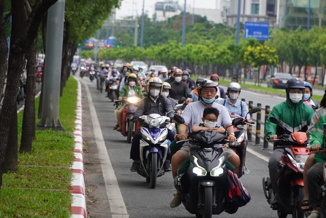 Người TP.HCM co ro giữa thời tiết se lạnh như Đà Lạt - Ảnh 1.