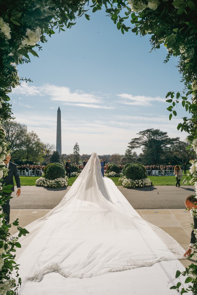 Đám cưới tại Nhà Trắng đầu tiên sau nhiều năm: Cháu gái Tổng thống Biden xinh đẹp trong hôn lễ riêng tư - Ảnh 8.