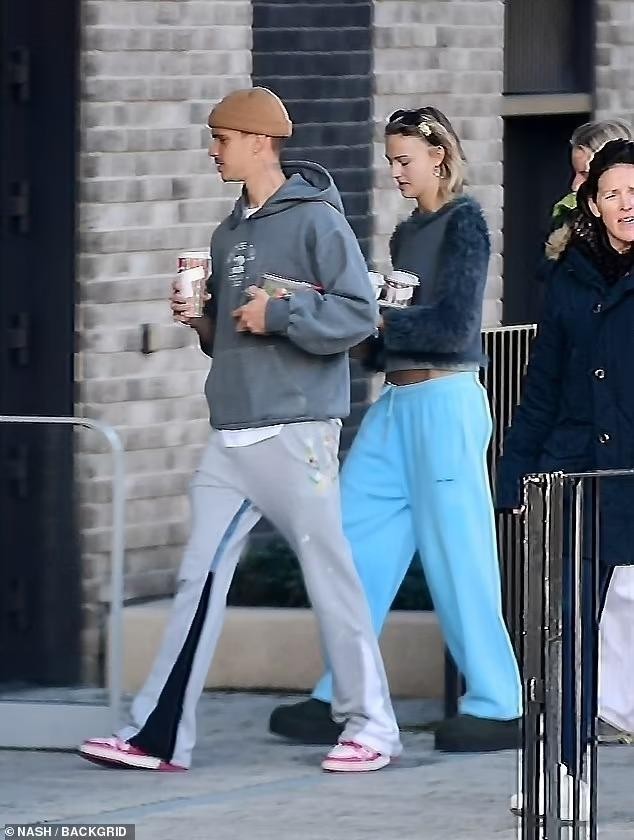 Romeo Beckham quay lại với bạn gái cũ - Ảnh 2.