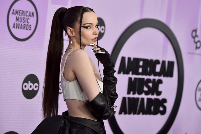 Thảm đỏ AMAs 2022: Gia đình Pink nổi bật, Kim Petras gợi nhớ đến Britney Spears - Ảnh 7.