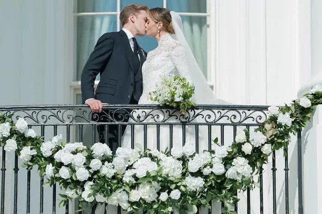 Đám cưới tại Nhà Trắng đầu tiên sau nhiều năm: Cháu gái Tổng thống Biden xinh đẹp trong hôn lễ riêng tư - Ảnh 2.