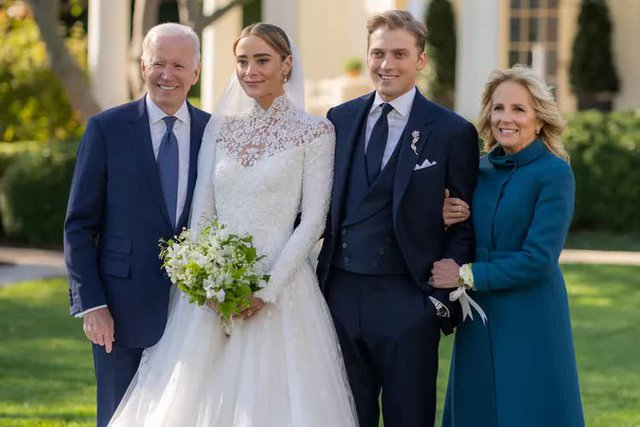 Đám cưới tại Nhà Trắng đầu tiên sau nhiều năm: Cháu gái Tổng thống Biden xinh đẹp trong hôn lễ riêng tư - Ảnh 1.