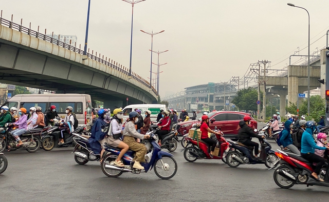 Ảnh: TP.HCM sương mù bao phủ, không khí mát mẻ cả ngày - Ảnh 6.