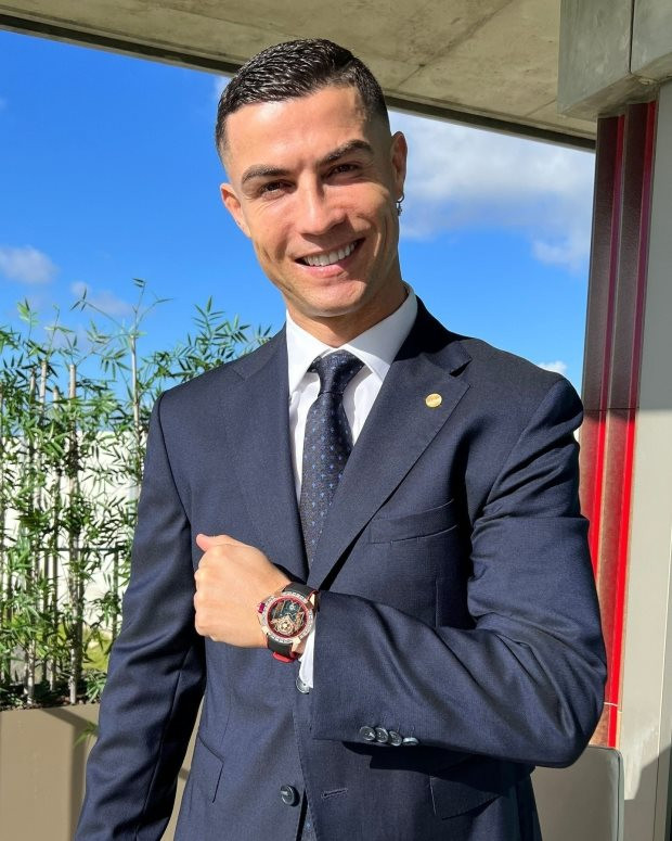 Kiếm tiền giỏi như Ronaldo: Đăng 1 bức ảnh "bỏ túi" 50 tỷ đồng, chẳng cần  đá bóng vẫn có trong tay hơn 1.000 tỷ đồng, vừa rời MU đã tranh thủ